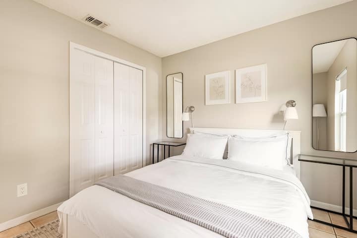 La camera da letto n. 4 dispone di comoda biancheria da letto, 2 lampade da parete, 1 lampada da terra, armadio, 2 comodini.