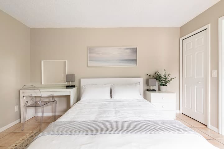 Camera da letto principale con zona lavoro, armadio a piedi, bagno. Il tavolo con specchio è un uso triplo regolare da ufficio, video blogger e come tavolo per il trucco. A te la scelta ;)