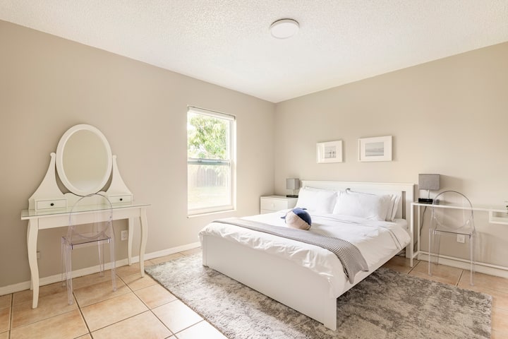 Camera da letto n. 2 con spettacolare vista sul giardino di mango. La camera da letto ha uno spazio di lavoro, un incantevole tavolo da trucco, 2 eleganti lampade touch touch con c+una ricarica e una luminosità di 3 livelli su entrambi i lati del letto.