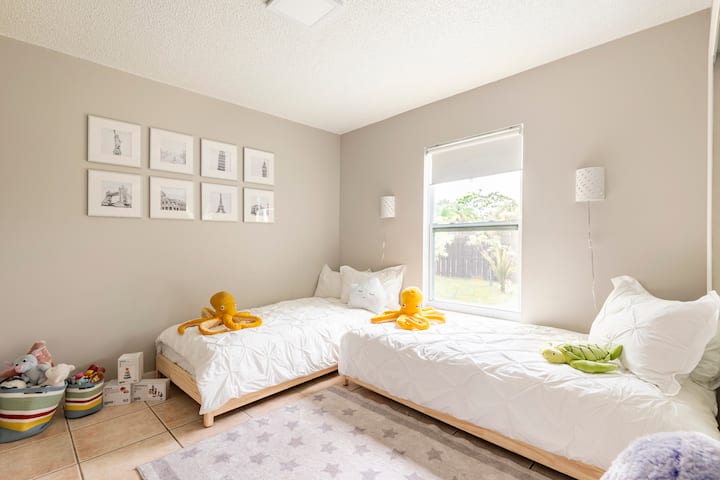 La camera da letto n. 3 aveva 2 letti singoli, una TV a grande schermo sulla parete (sicurezza dei bambini), una vista molto tranquilla sul giardino, tanti giocattoli per i nostri piccoli ospiti di tutte le età.