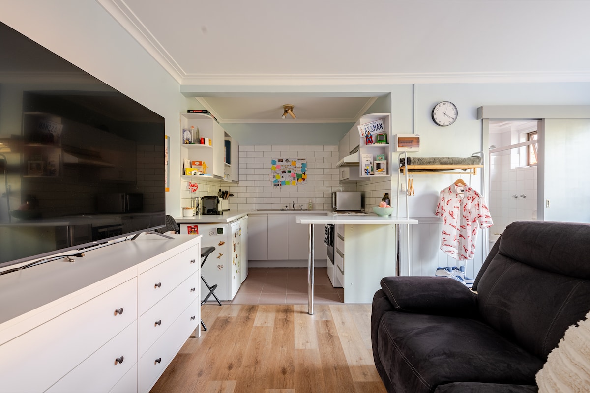 Top performing Airbnb: Perfectly located entire apartment in St Kilda