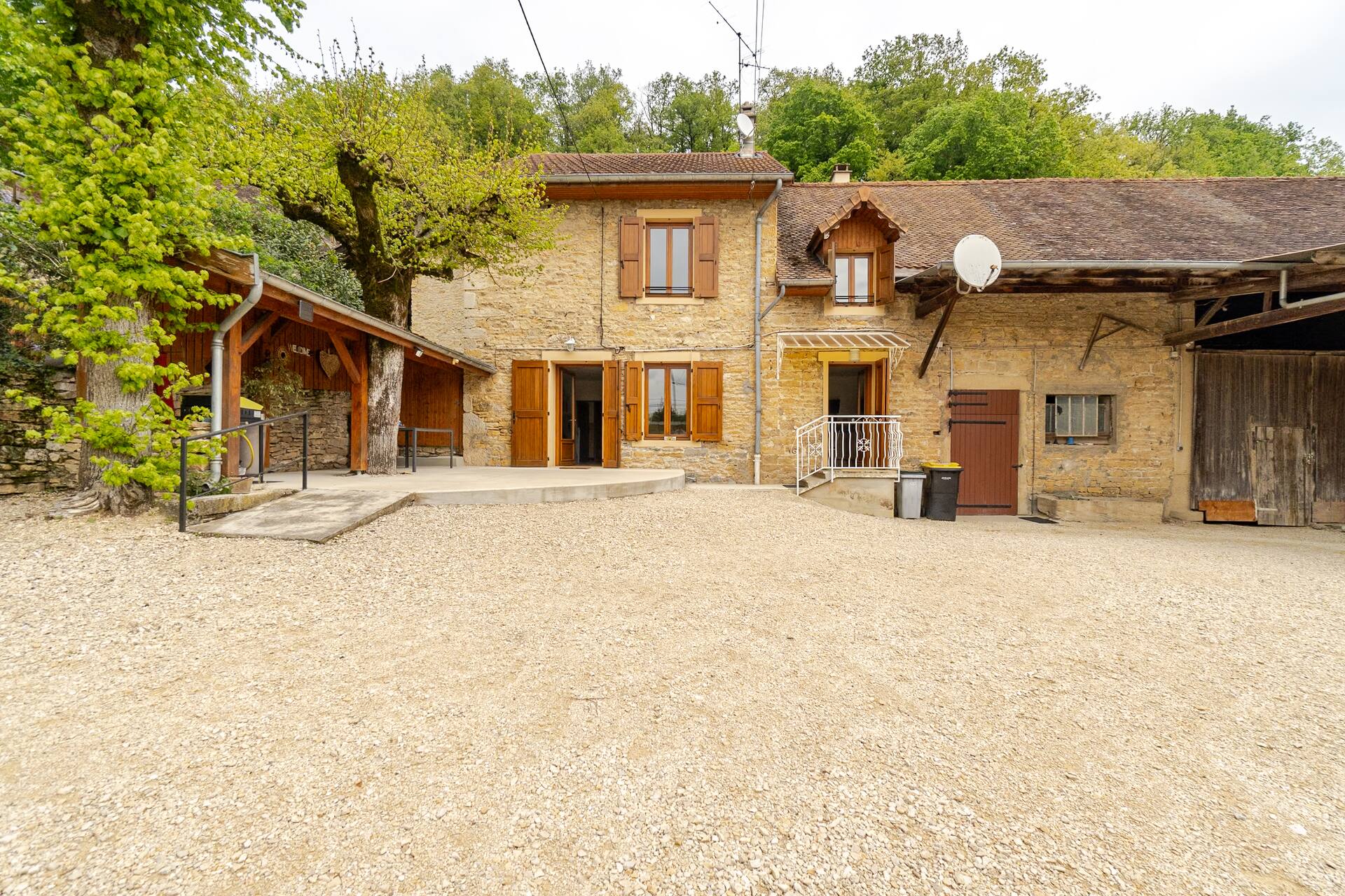 Vénérieu House in the countryside