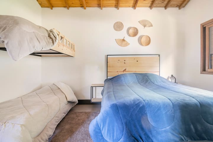 Quarto Primavera roxa . Cama queen e duas de solteiro incluso roupa de cama