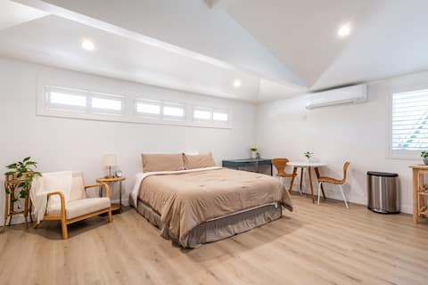 Cozy, Modern Studio in East CM