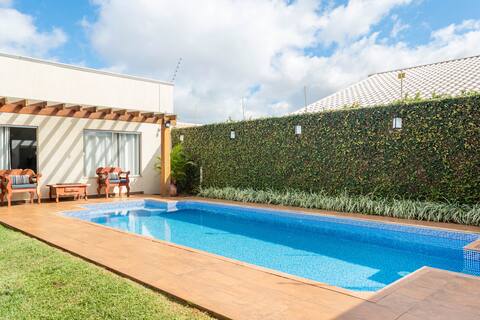 House with a swimming pool, barbecue area and 4 bedrooms with air
