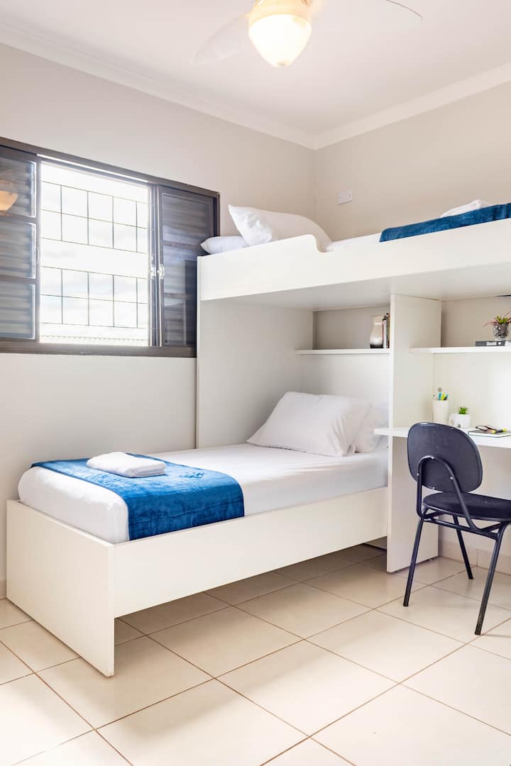 غرفة نوم بسرير بطابقين وخزانة ملابس كبيرة. تتوفر ملاءات السرير والحمام. 