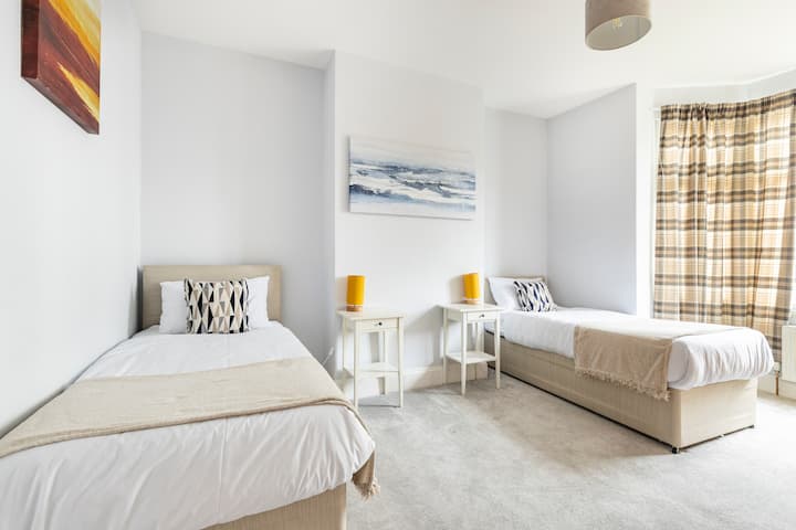 ห้องนอนที่สองพร้อมเตียงแฝด - ชั้นแรก