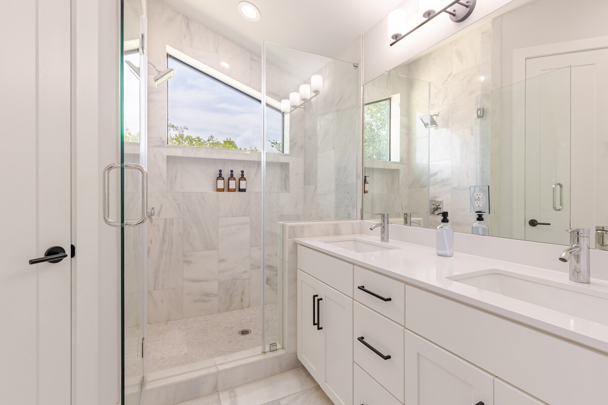 2BR Home in East Austin • Walk to Bars & Caffes