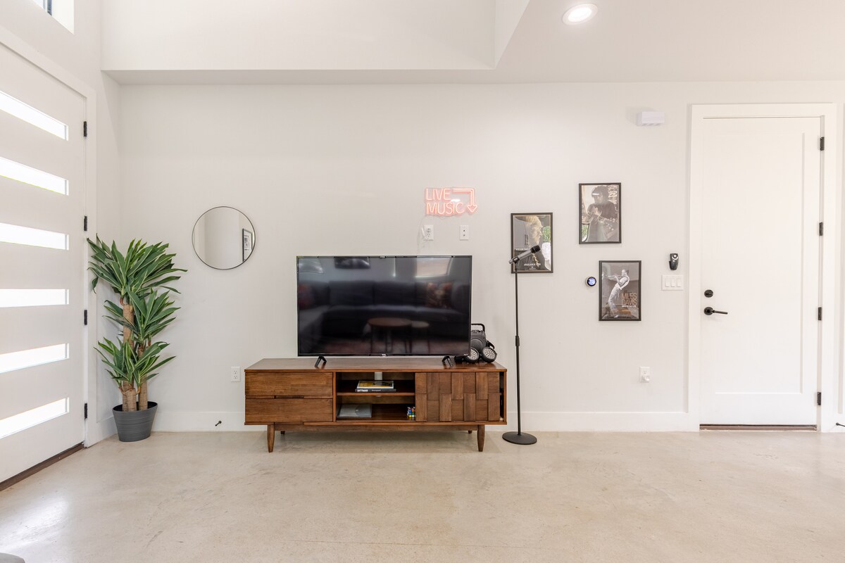 2BR Home in East Austin • Walk to Bars & Caffes