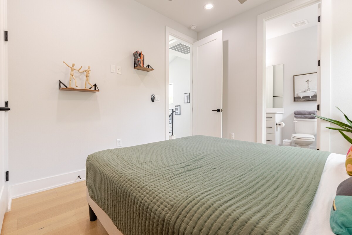 2BR Home in East Austin • Walk to Bars & Caffes