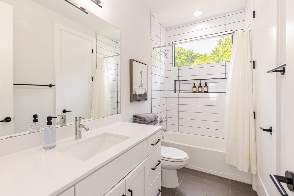 2BR Home in East Austin • Walk to Bars & Caffes