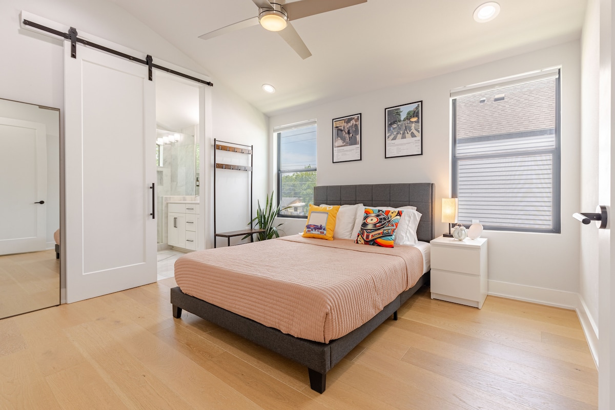 2BR Home in East Austin • Walk to Bars & Caffes
