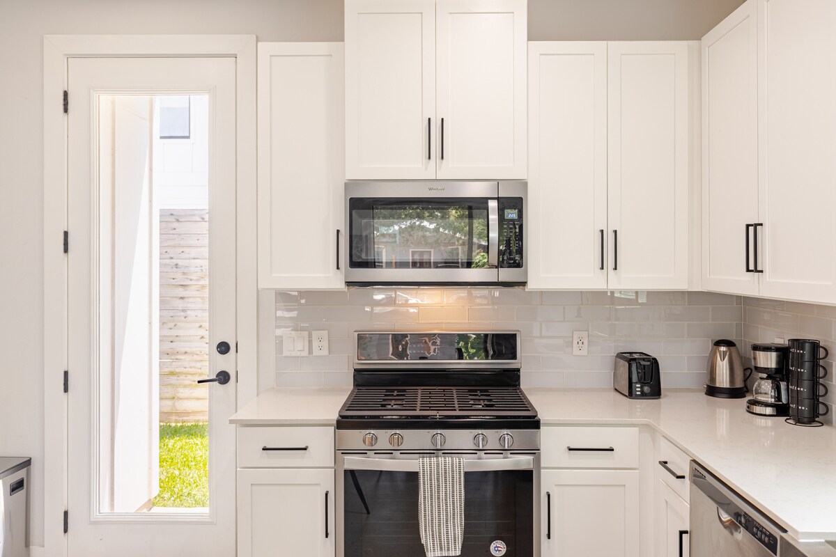 2BR Home in East Austin • Walk to Bars & Caffes