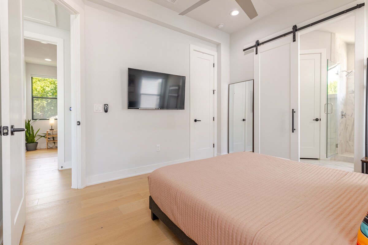 2BR Home in East Austin • Walk to Bars & Caffes