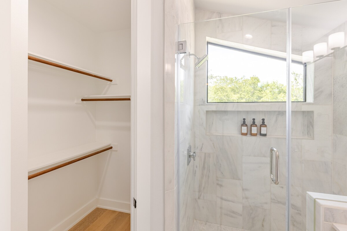 2BR Home in East Austin • Walk to Bars & Caffes