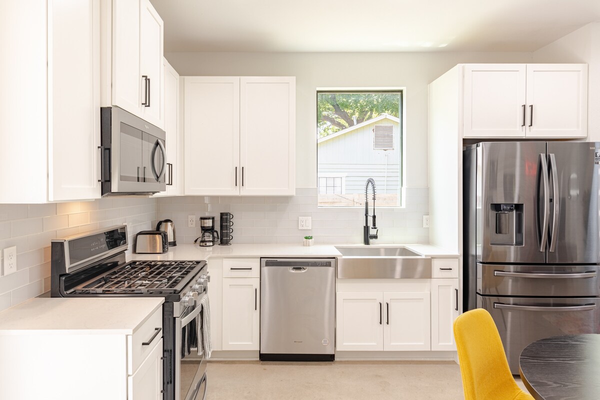 2BR Home in East Austin • Walk to Bars & Caffes