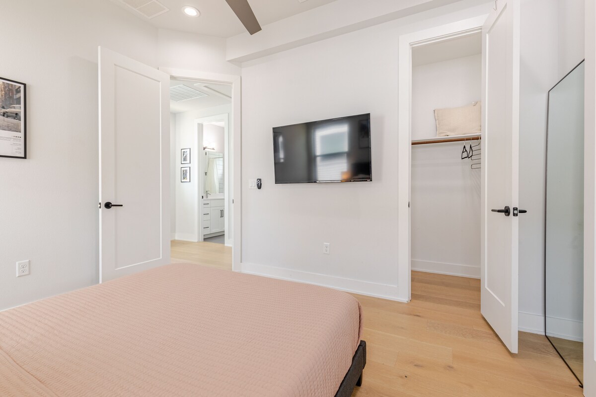 2BR Home in East Austin • Walk to Bars & Caffes