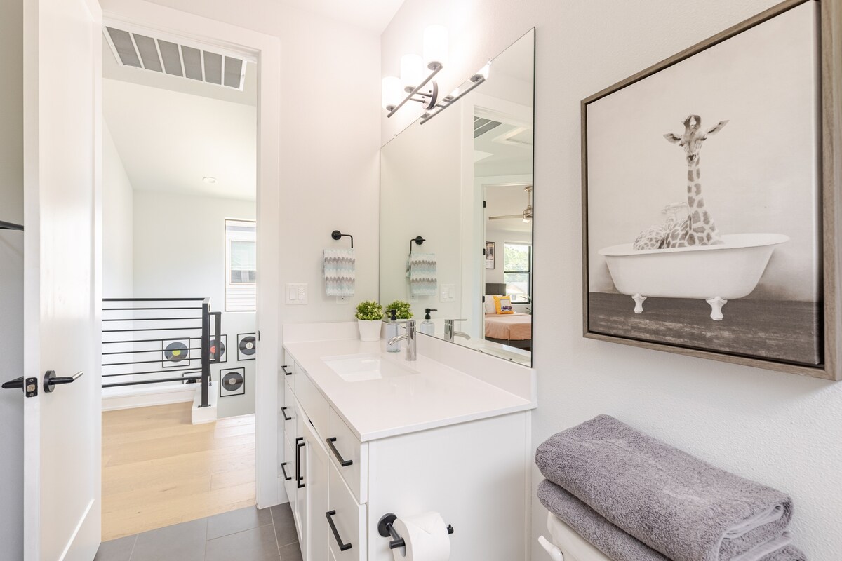 2BR Home in East Austin • Walk to Bars & Caffes