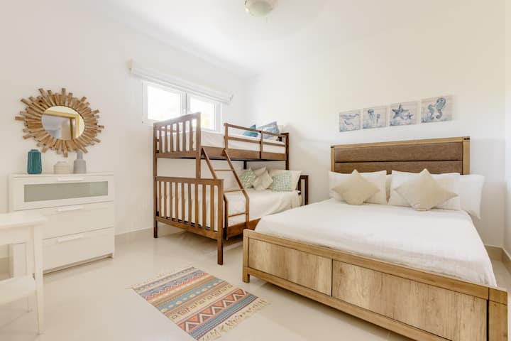 חדר שינה לאורחים עם מיטת קומותיים + קווין