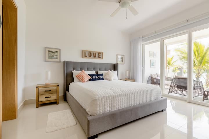 חדר שינה עם נוף לים