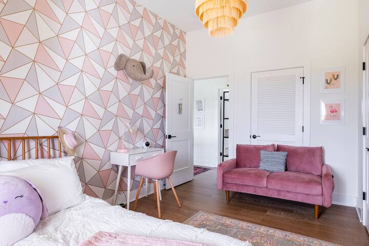 Hilltop Colonial with views, hot tub & pool gallery image 5