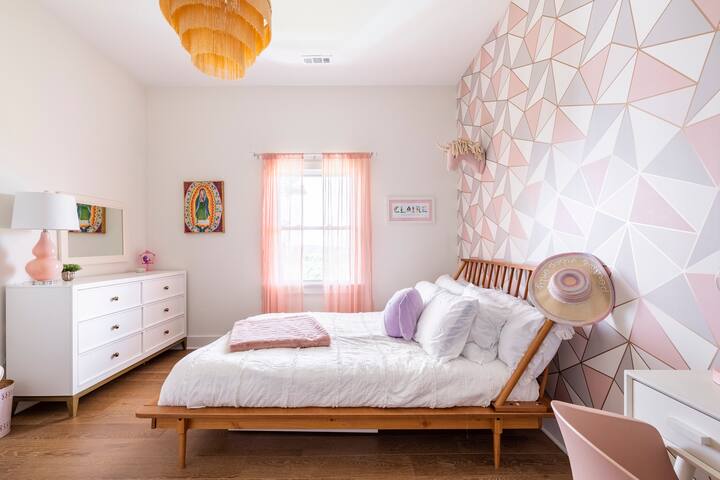 Hilltop Colonial with views, hot tub & pool gallery image 4