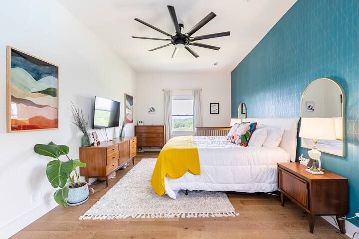 Hilltop Colonial with views, hot tub & pool gallery image 3