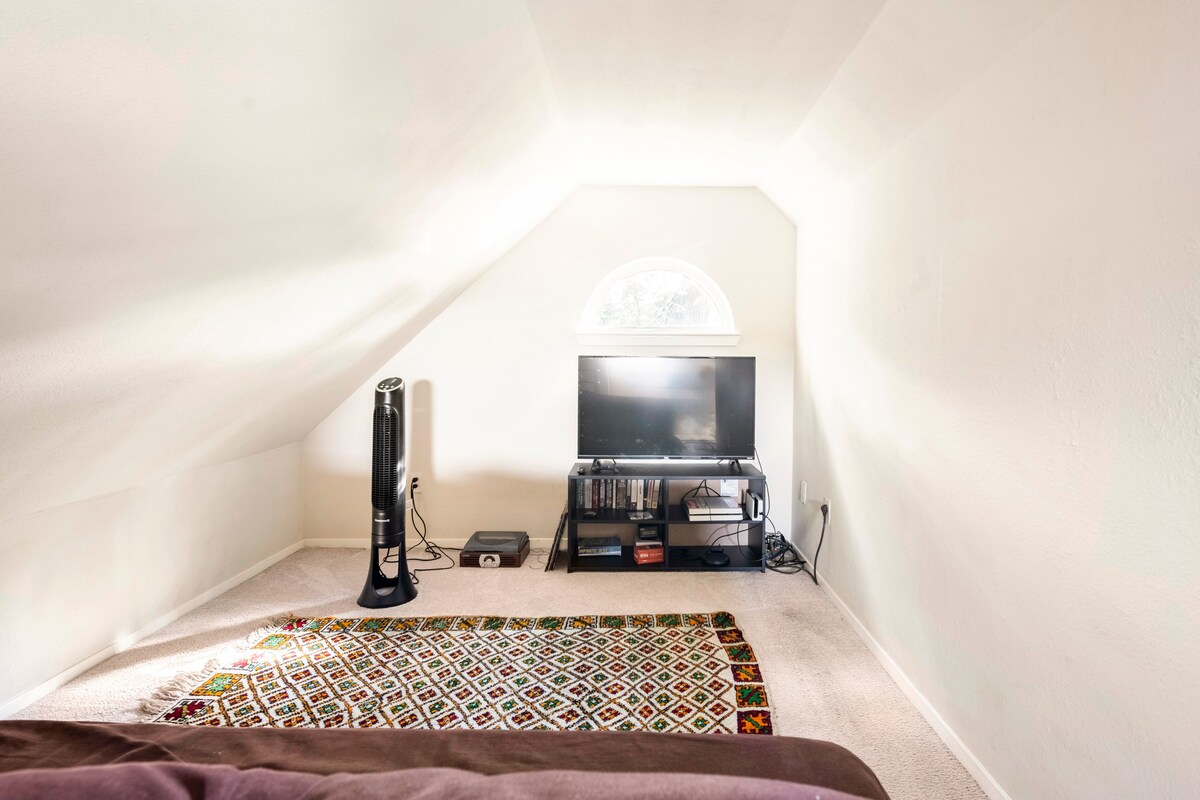 Elegant riverside condo minutes from downtown