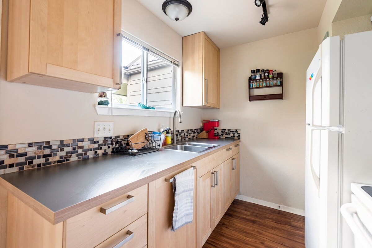 Elegant riverside condo minutes from downtown