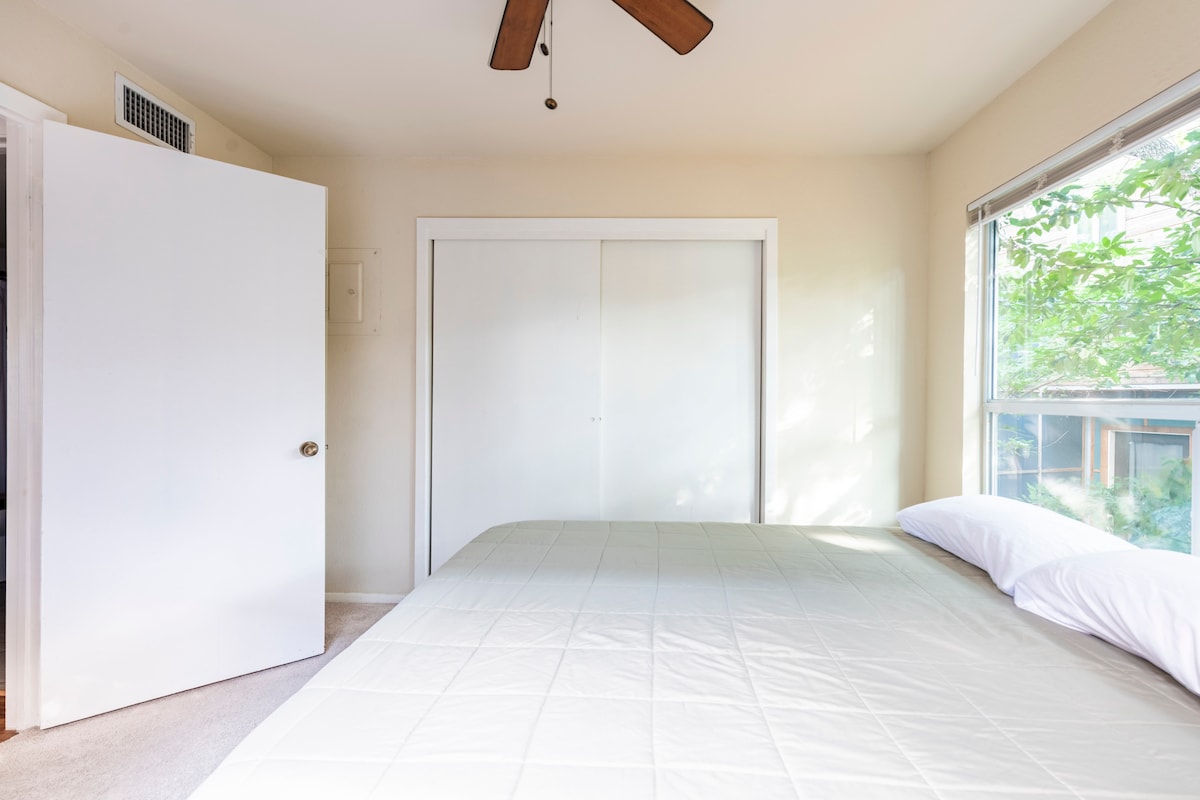 Elegant riverside condo minutes from downtown