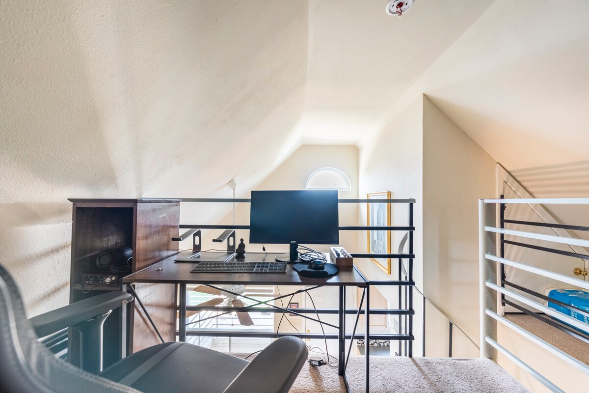 Elegant riverside condo minutes from downtown