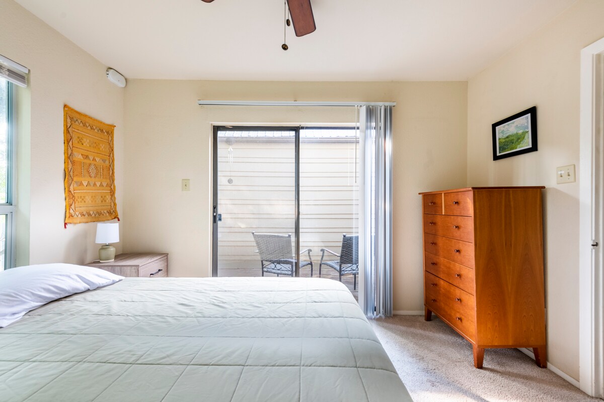 Elegant riverside condo minutes from downtown