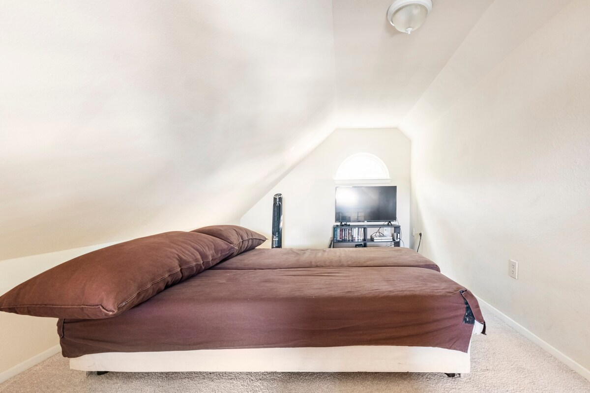 Elegant riverside condo minutes from downtown