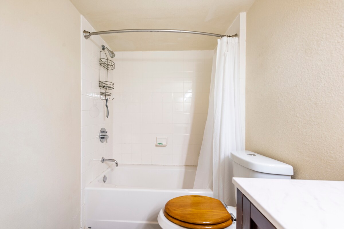 Elegant riverside condo minutes from downtown