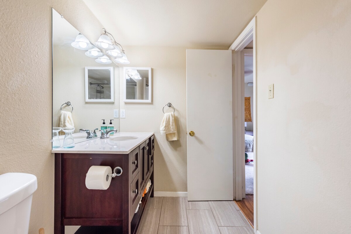 Elegant riverside condo minutes from downtown
