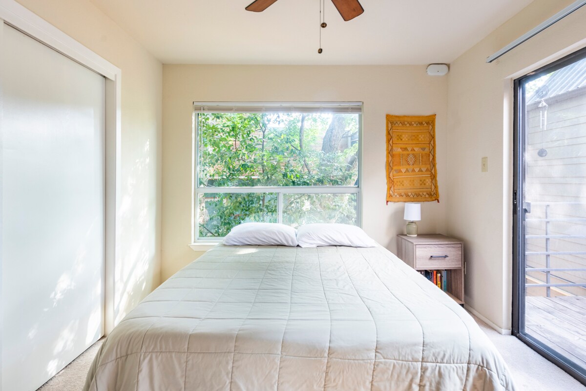 Elegant riverside condo minutes from downtown