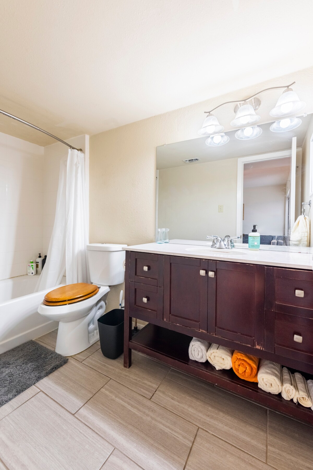 Elegant riverside condo minutes from downtown