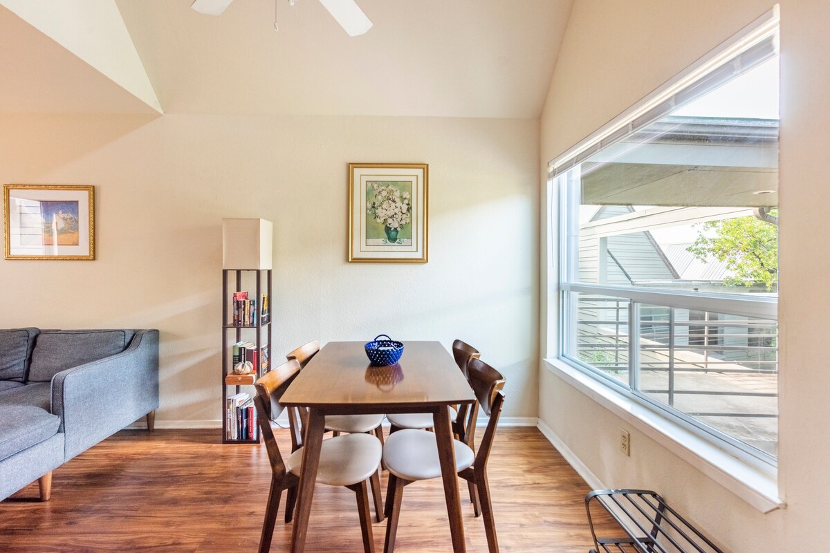 Elegant riverside condo minutes from downtown