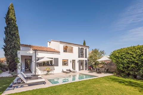 Spacious luxury villa on the banks of the Sorgue