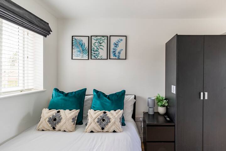 Private guest suite, own entrance with en-suite