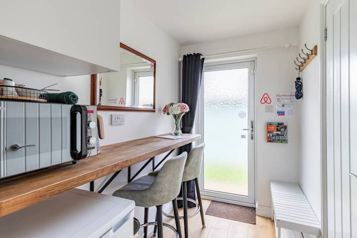 Private guest suite, own entrance with en-suite