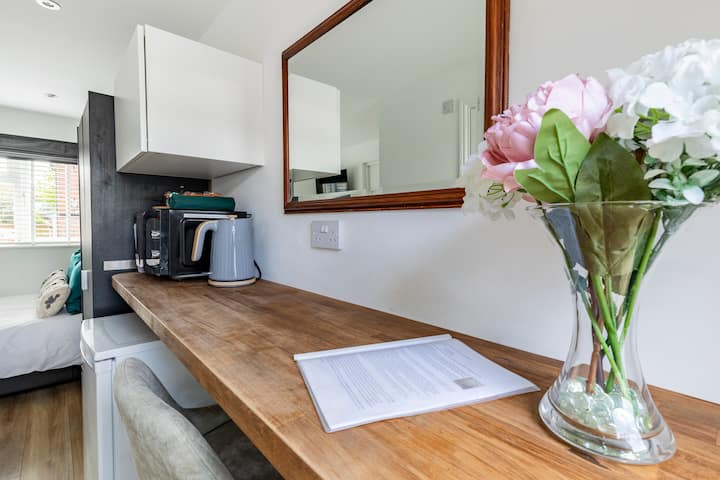 Private guest suite, own entrance with en-suite