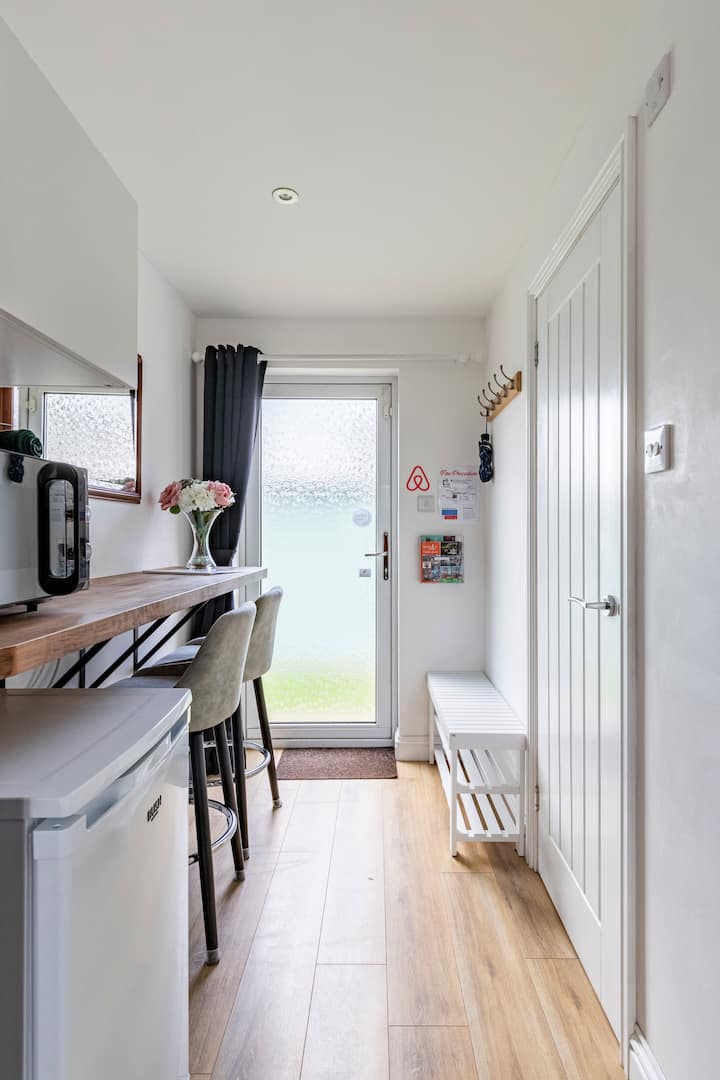 Private guest suite, own entrance with en-suite