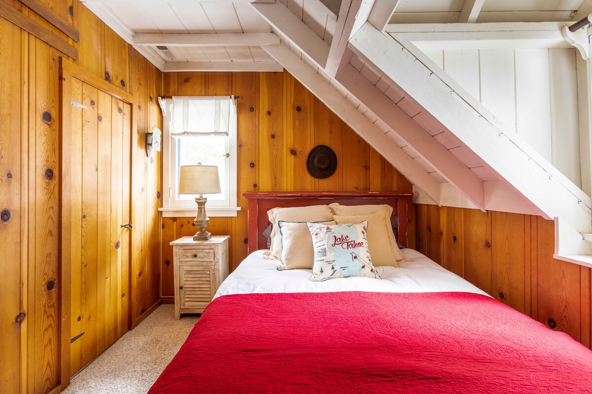 Una cama tamaño queen con un cubreespuma viscoelástica y almohadas lujosas para mayor comodidad. Un medio baño vintage separa los dos dormitorios de arriba, mientras que el baño completo principal se encuentra abajo. 