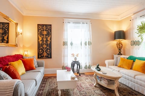 Hilltop 5BR Getaway, Decks, Fire Pit + BBQ Station