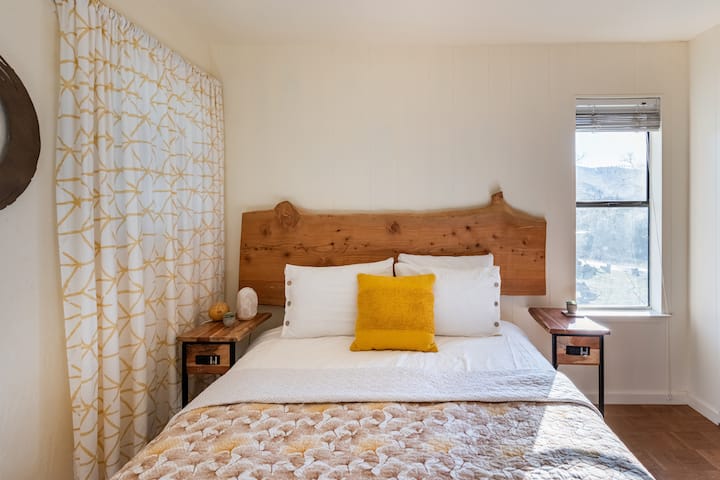 Každá posteľ má štyri vankúše. Máme dva rôzne štýly vankúšov, aby sme vyhoveli vašim potrebám pohodlia.