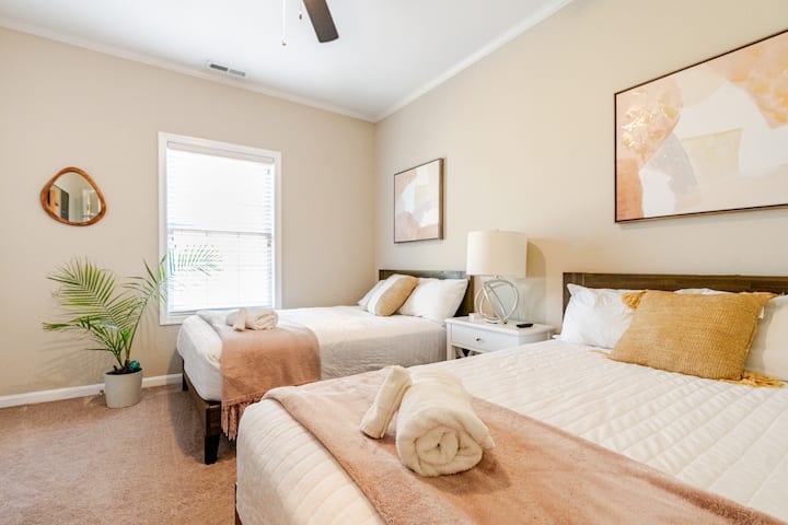 Სასტუმრო ოთახი 2 მყარი ხის ორადგილიანი საწოლით, ახალი მაღალი ხარისხის ლეიბებით, ღამის სადგამით განათებით და დამტენი სადგურით.