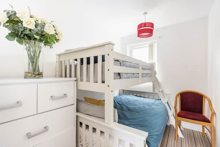 Уютно и универсално двуетажно легло, идеално за семейства или групи! Двойно легло отдолу за максимален комфорт, с единично легло отгоре за допълнителна гъвкавост. Идеалното ви място за отдих ви очаква!