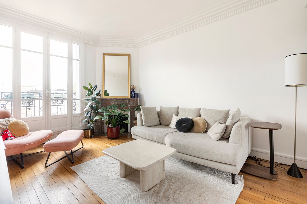 Popular Airbnb listing: Spacious & close to Montrouge metro station, Visit Paris! in Montrouge