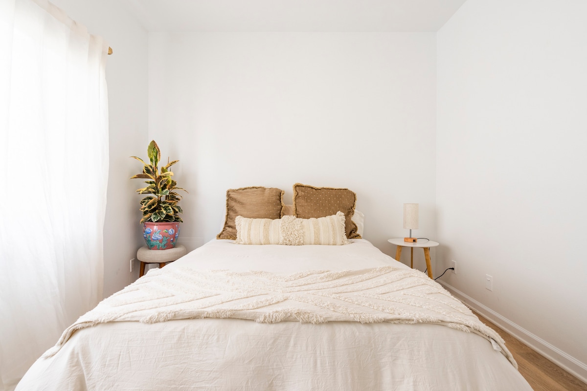 ห้องนอน 1: เตียงควีนไซส์